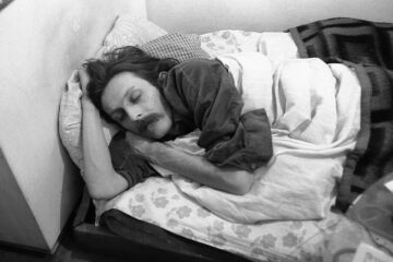 Mladen Stilinovic, Croatian Conceptual Artist Who Slept as Performance Art, Dies at 69